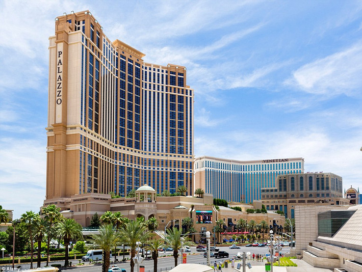 Venetian and The Palazzo ở Las Vegas là khách sạn lớn nhất thế giới về số lượng phòng với con số kỷ lục 36 tầng, 4.049 phòng hạng sang và 4.059 phòng loại thường.
