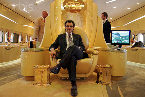Với tổng tài sản lên tới 22,8 tỷ USD, Hoàng tử Trung Đông Alwaleed bin Talal của Ả Rập Saudi nổi tiếng giàu nhất khu vực này, với cuộc sống xa xỉ, đúng “chất” của một ông hoàng.