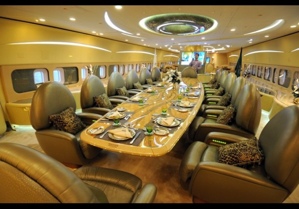 Chiếc Boeing 747 của Hoàng tử Alwaleed có giá 220 triệu USD, được trang bị cả ngai vàng. Trên chiếc máy bay này còn có hai phòng ngủ, bàn ăn 14 chỗ và 11 tiếp viên.