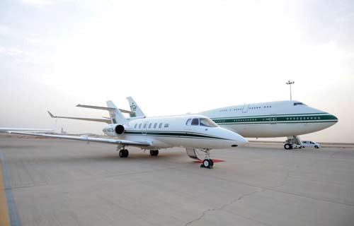 Hoàng tử Alwaleed thường xuyên đi lại bằng một chiếc máy bay riêng khổng lồ loại Boeing 747- 400 đồ sộ sánh ngang chuyên cơ Air Force 1 của Tổng thống Mỹ.