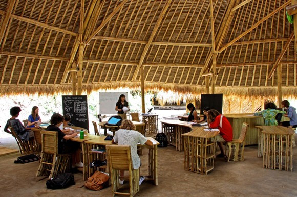 Khu nhà lớn nhất của trường học bằng tre này có chiều dài 60m, sàn được lát từ 2.500 cọc tre. Ngoài ra, các đồ vật khác như bàn, ghế… cũng đều được làm từ tre.