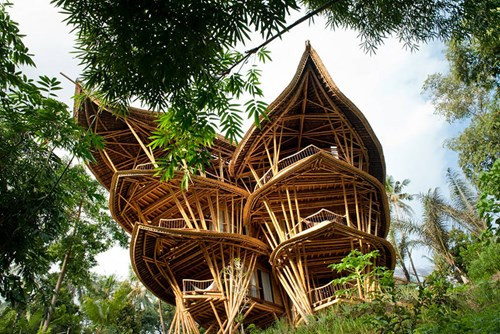 Bên cạnh nhà hàng tre Việt Nam, tạp chí Archdaily cũng giới thiệu là biệt thự bằng tre 3 tầng với kiến trúc sáng tạo độc đáo nằm giữa rừng xanh trên hòn đảo xinh đẹp Bali, Indonesia.