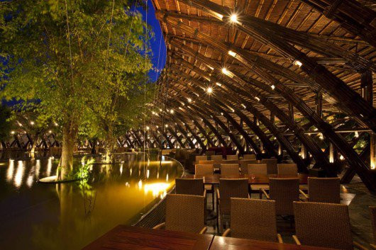 Bamboo Wings nằm ở Flamingo Đại Lải Resort (Phúc Yên, Vĩnh Phúc), được xây dựng bằng vật liệu chính là tre và gỗ. Bên trong nhà hàng, 41 luồng tre được kết nối chặt chẽ với nhau, tạo dáng cong cong hình mái vòm mà không cần đến dù chỉ một chiếc đinh nhỏ.
