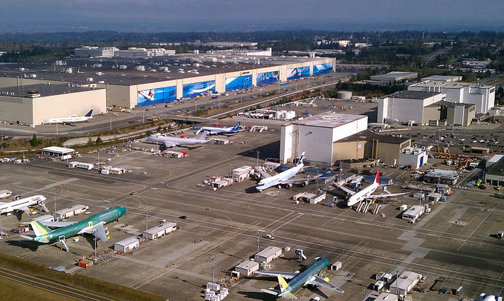 Kỷ lục Guiness thế giới đã liệt kê nhà máy Boeing ở Everett là nhà máy lớn nhất thế giới trải rộng trên 98,3 ha đất. Đây là nơi cho ra đời các máy bay Boeing 747, 767, và 777. Việc lắp ráp dòng máy bay mới nhất 787 Dreamliner cũng diễn ra ở đây.