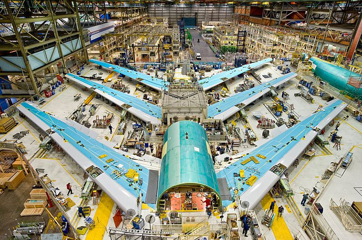 Tính đến năm 2013, hãng Boeing có tổng cộng 169.908 nhân công tại các cơ sở trên thế giới. Riêng tại nhà xưởng ở Washington, Boeing đã có hơn 83.000 nhân công được phân thành 3 ca để làm việc liên tục.