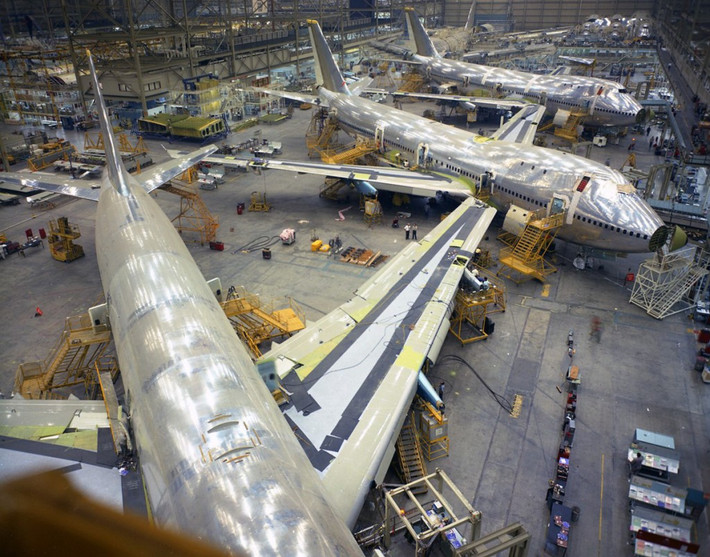 Nhà máy Boeing Everett có 26 cần cẩu di động trên ray được bố trí lắp đặt trên các cột có thể chạy tới trên 50 km xung quanh khu vực sản xuất. Những cầu trục này được sử dụng để cẩu và lắp ráp các thiết bị máy bay trong quá trình sản xuất.