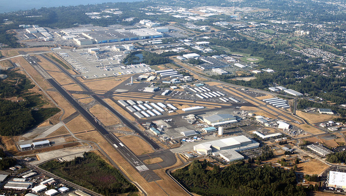 Ngoài ra, trong nhà máy chính của Boeing có đến 1.300 xe đạp và xe 3 bánh, giúp nhân viên dễ dàng di chuyển và làm giảm thời gian di chuyển giữa các bộ phận.
