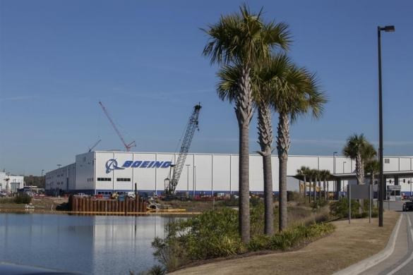 Nhà máy Boeing được ví như một thành phố thu nhỏ với trạm cứu hỏa riêng, lực lượng an ninh, các thiết bị trạm xá y tế, nhà máy điện và nhà máy xử lý nước thải.