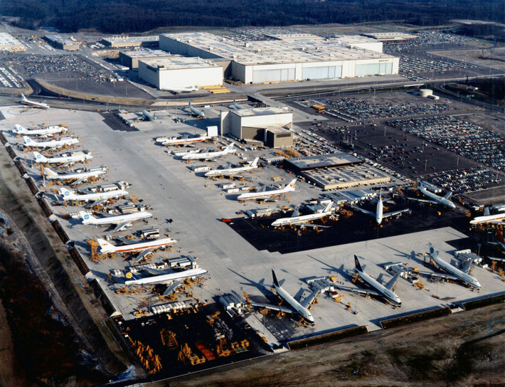 Nhà máy Boeing Everett không có hệ thống điều hòa nơi sản xuất. Thời tiết của Seattle hiếm khi vượt quá 30 độ C, nên khu vực sản xuất thường không cần có hệ thống điều hòa. Toàn bộ nhiệt độ được điều hòa bằng thời tiết bên ngoài và hệ thống bóng đèn tròn chiếu sáng. Khi nhà máy có nhiệt độ lớn, hệ thống quạt thông gió tự động mở và thổi khí từ ngoài vào trong nhà máy. Khi nhiệt độ quá lạnh, nhà máy sẽ được bật hệ thống hơn 1.000 bóng đèn để sưởi ấm.