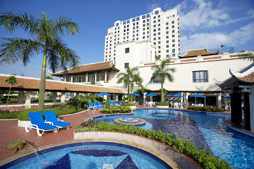 Nhìn vào sự hoành tráng của Sheraton, không ai dám nghĩ khách sạn này cũng có thời kỳ dài lao đao và bị rao bán. Năm 2007, Faber Group – tập đoàn rót vốn vào khách sạn - đã đàm phán cùng Berjaya Land để bán Sheraton với giá 68,2 triệu USD.