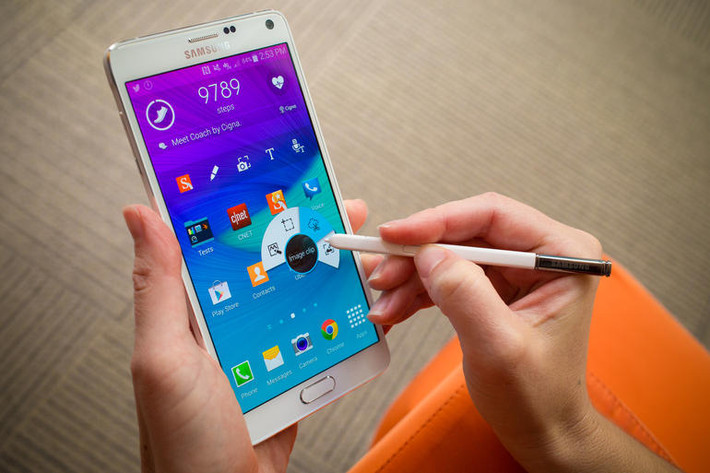 Samsung Galaxy Note 4 có thể “trụ” được 8 tiếng 43 phút khi sử dụng liên tục. Pin của máy có dung lượng 3220 mAh, sạc trong vòng 1 giờ 35 phút.