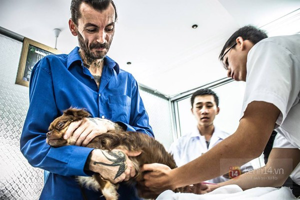 Anh tiêm ngừa vacxin đều đặn cho từng "người bạn" của mình. Với những chú mèo đang trong thời gian chữa trị vì mắc bệnh, Leo cách ly chúng ở gian sau ngôi nhà, để tránh lây cho những con vật khác.