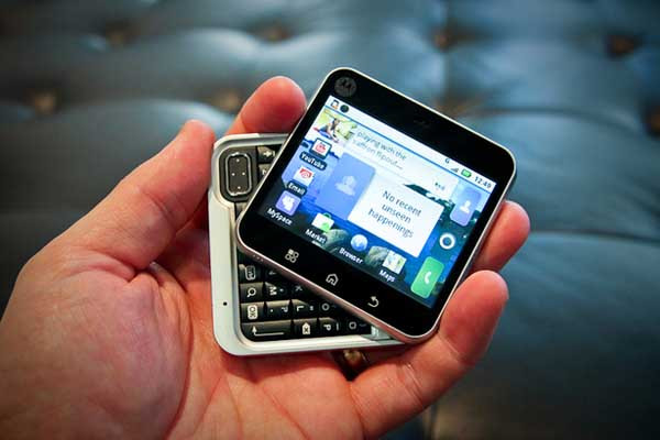 Điện thoại hình vuông: Motorola Flipout là một chiếc điện thoại Android có thiết kế hình vuông, bàn phím QWERTY xoay. Điểm nhấn của Flipout chính là sử dụng cơ chế xoay 180 độ.