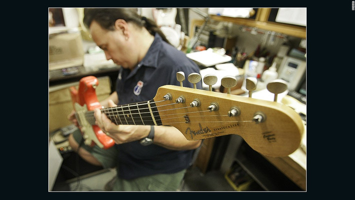 Bạn cũng có thể tham quan nhà máy sản xuất đàn guitar Fender vói giá 10 USD/vé. Nhà máy Fender nằm ở Corona, California.
