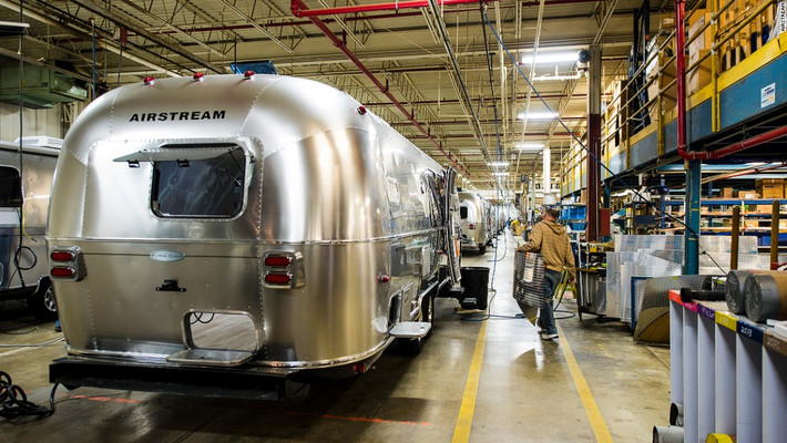 Tham quan Airstream - nhà sản xuất xe kéo (trailer) hàng đầu thế giới: Tour tham quan tại nhà máy của hãng này ở Jackson Center, Ohia, là miễn phí hoàn toàn.