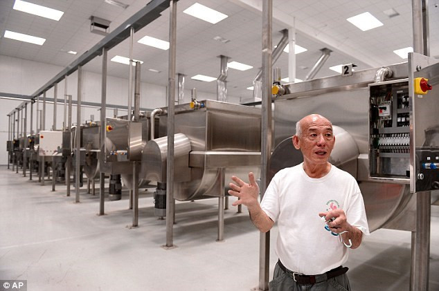 Ông David Trần (ảnh), cha đẻ của công ty Huy Fong là nông dân Việt Nam chính hiệu. Khi còn ở Việt Nam, ông Trần sinh sống bằng nghề trồng ớt, làm tương ớt để bán cho những người xung quanh.