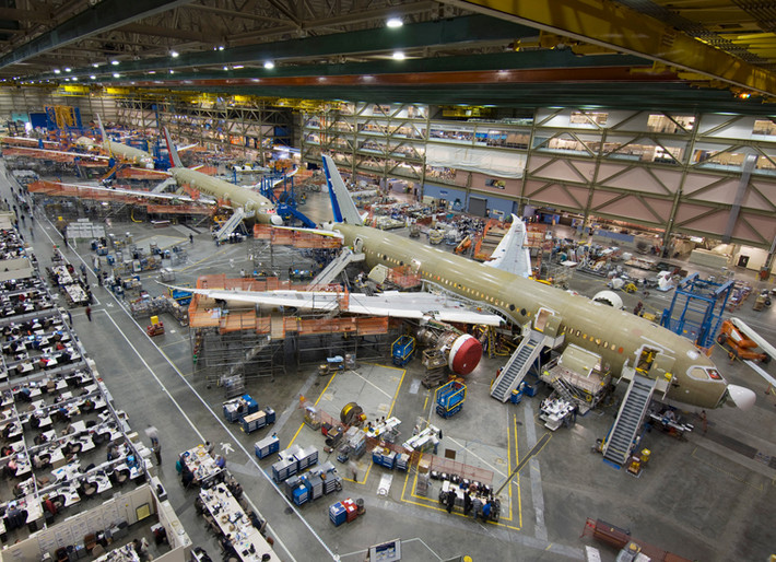 Trụ sở chính của Boeing là tại thành phố Everett, quận Seattle, bang Washington với diện tích khổng lồ 39,8 hecta. Nhà máy sản xuất của Boeing đang là địa điểm du lịch hút khách nổi tiếng của Mỹ. Với khoảng 18-20 USD/vé, một du khách có thể được tham quan quy trình sản xuất trong nhà máy rộng lớn này, với điều kiện không được mang theo máy quay phim và chụp ảnh.