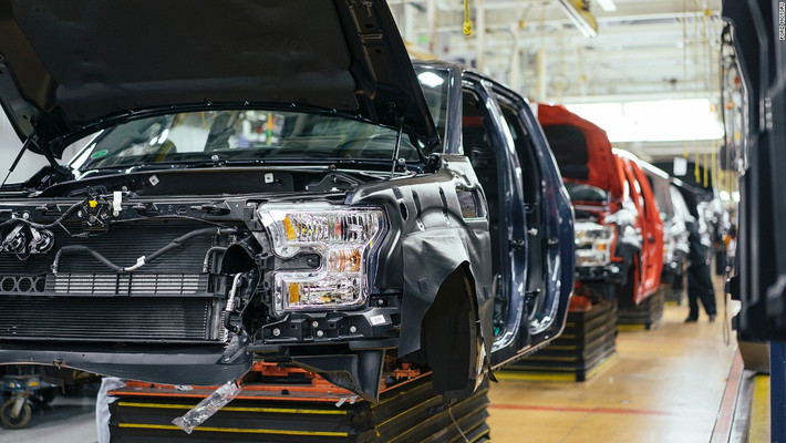Thăm nhà máy sản xuất xe hơi Ford: Chỉ với vé tham quan 16 USD cho người lớn, du khách có thể tham quan trọn vẹn xưởng sản xuất ô tô của hãng xe hơi nổi tiếng Ford Rouge ở Dearbon, Michigan.