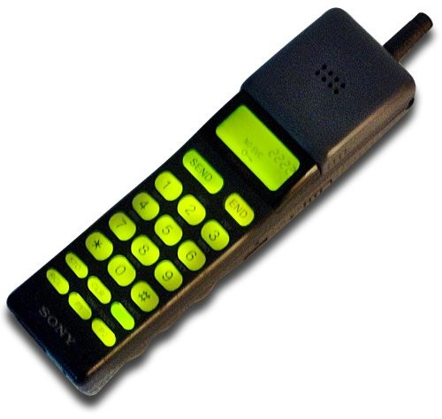 Đến tận năm 1992, Sony Electronics mới cho ra mắt chiếc điện thoại đầu tiên có tên gọi Sony CM-H333. Ra đời muộn song thiết bị của Sony có kích thước khá nhỏ gọn, không cồng kềnh như những sản phẩm trước đó của Nokia hay Motorola.