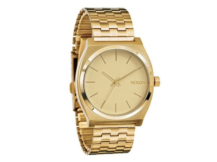 Chiếc Nixon Time Teller (vàng): Dòng đồng hồ này được làm bằng thép không gỉ và vật liệu chống xước. Giá của chiếc đồng hồ này là 95 USD.