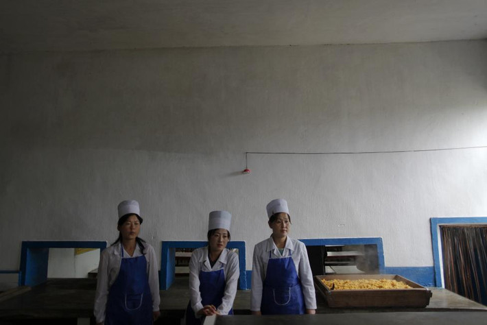 Những người phụ nữ Triều Tiên chuẩn bị bữa ăn đơn giản cho trẻ mồ côi ở tỉnh Bắc Hwanghae 29/9/2011.