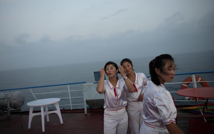 Các nữ nhân viên Triều Tiên trên tàu du lịch Mangyongbyong trong chuyến đi tới khu nghỉ mát núi Kumgang.
