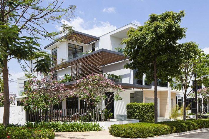 Biệt thự tại TP HCM với ba tầng hiện đại, có diện tích gần 300 m2 ở quận 9, TP HCM, do kiến trúc sư Steven Baeteman và Trương Trọng Đạt (công ty MIA Design Studio) thiết kế.