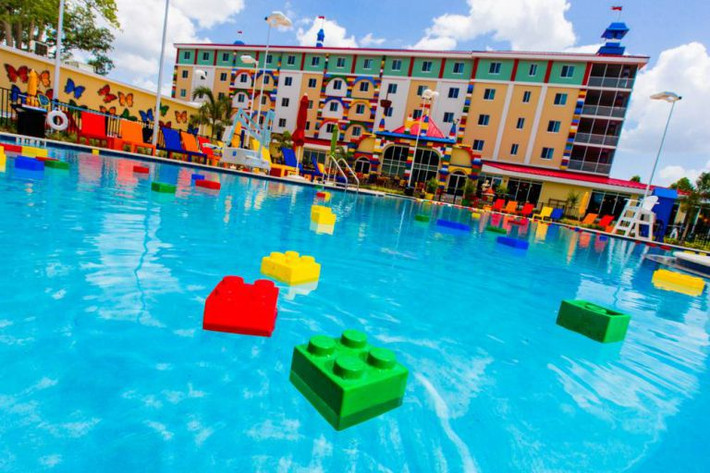 Bể bơi rộng lớn của khách sạn lego khổng lồ.