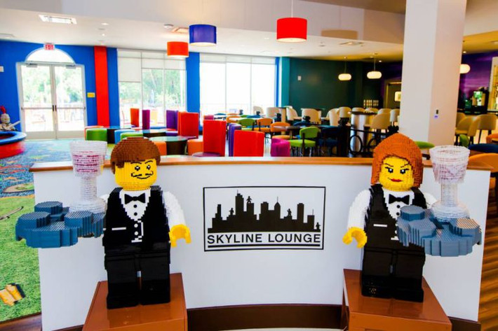 Đi sâu vào nữa là mặt tiền của khách sạn Legoland với những màu cơ bản đặc trưng của lego.