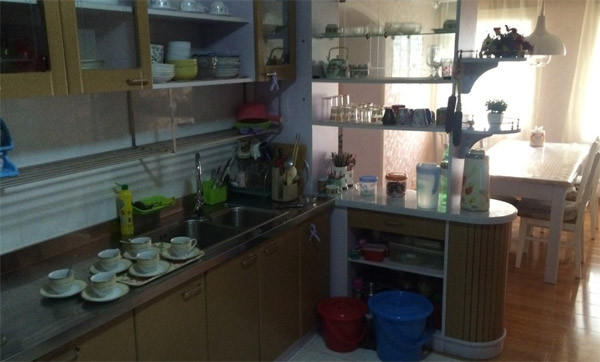 Phòng bếp sạch sẽ, có bồn rửa đôi. Phía ngoài đặt bàn ăn luôn nhận được ánh sáng tự nhiên vào ban ngày.
