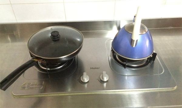 Bếp gas kép hiệu Haier của Trung Quốc. Haier, trụ sở ở Thanh Đảo, là một trong những hãng thiết bị gia dụng lớn nhất thế giới.
