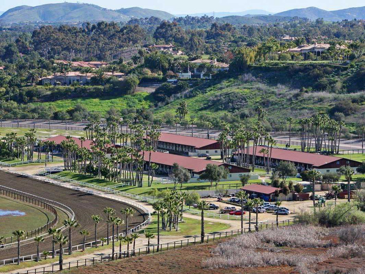 Tháng 10/2014, tỷ phú Bill Gates đã mua một khu bất động sản có tên Rancho Paseana ở California (Mỹ) với giá 18 triệu USD. Khu này gồm một đường đua, nhà khách, văn phòng, phòng bác sĩ thú y, vườn cây ăn quả và 5 chuồng ngựa.
