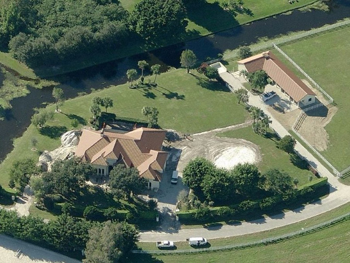 Bill Gates cũng sở hữu một trang trại ngựa ở Wellington, Florida (Mỹ). Ông mua nó với giá 8,7 triệu USD vào năm 2013. Con gái của Gates - Jennifer là người rất yêu thích đua ngựa. Họ từng thuê nhà tại Florida khi Jennifer tham gia các cuộc thi đấu tại đây.