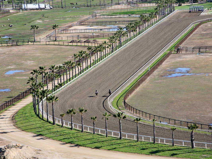 Đường đua ngựa rộng lớn trong khu bất động sản Rancho Paseana.