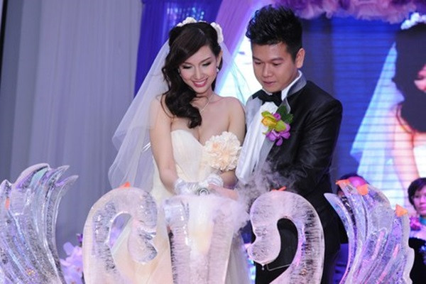 Ngày 19/2/2012, hot girl Quỳnh Chi lên xe hoa ở tuổi 22, về làm dâu nhà đại gia thủy sản Diệu Hiền. Chồng người đẹp là Trần Văn Chương, hơn cô 4 tuổi. Thời điểm đó, dư luận đã xôn xao trước dàn siêu xe đón dâu hoành tráng trong đám cưới Quỳnh Chi.
