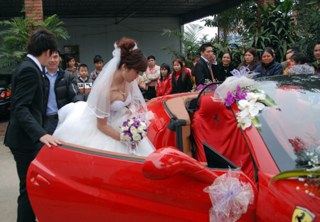 Riêng tiền cát-xê của các ca sỹ, MC lên tới gần 1 tỷ đồng, tiền rượu gần 2 tỷ đồng. Tổng số tiền chi tổ chức đám cưới hoành tráng này ước tính trên 20 tỷ đồng. Ngoài ra, số tư trang cho cô dâu, chú rể lên tới 60 cây vàng. Chiếc xe rước dâu trị giá trên 10 tỷ đồng chính là món quà cưới mà mẹ chú rể tặng cho con trai.
