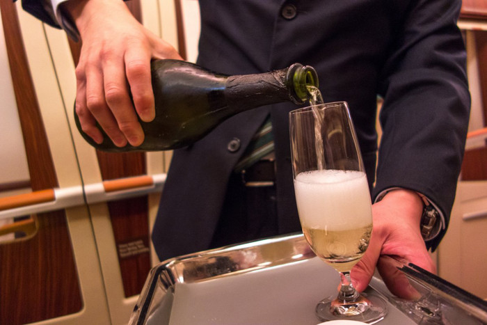 Champagne được phục vụ miễn phí.