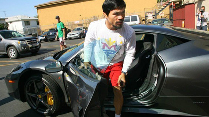 Ngoài dinh thự xa hoa, Pacquiao còn sở hữu một gara gồm 22 chiếc xe trong biệt thự tại Los Angeles. Bộ sưu tập xe hơi này gồm chiếc Ferrari 458 Italy, Mercedes-Benz SL550 màu đen mun similarly, Mercedes SLK, một chiếc Hummer bọc thép, Porsche Cayenne Turbo, Lincoln Navigator...