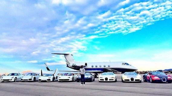Tài sản của Mayweather còn gồm hai biệt thự, một tại Las Vegas và một ở Miami, một bộ sưu tập kim cương khổng lồ, đồng hồ vàng, hai chiếc máy bay phản lực và nhiều siêu xe.