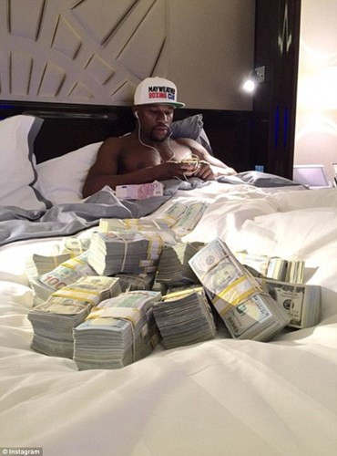 Tay đấm Mayweather thường xuyên khoe tiền và những tài sản đắt giá của mình bằng cách đăng ảnh trên mạng xã hội.