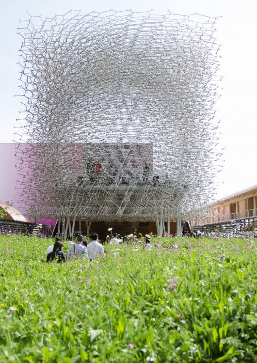 Trong hình là công trình kiến trúc độc đáo của Anh tham gia ở triển lãm Milan Expo 2015. Đây là hình ảnh một quả cầu vàng làm hoàn toàn bằng thép và có cấu trúc giống như tổ ong hay nói cách khác là một tổ ong khổng lồ.