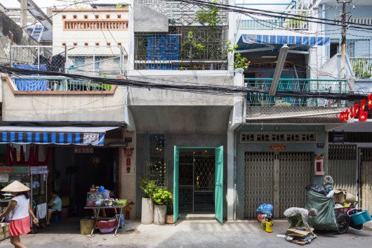 Vương Hồng Sển, bút hiệu Anh Vương, Vân Đường, Đạt Cổ Trai, là một nhà văn hóa, học giả, nhà sưu tập đồ cổ nổi tiếng. Ông được xem là người có hiểu biết sâu rộng và rất được kính trọng trong giới sử học và khảo cổ ở Việt Nam.
