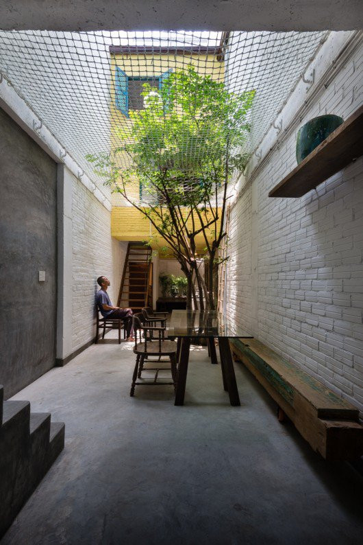 Theo lời giới thiệu của kiến trúc sư, ngôi nhà độc đáo Saigon House là công trình hoài niệm về không gian xưa cũ của Sài Gòn mà điển hình là Vân Đường phủ, một kiệt tác kiến trúc của cụ Vương Hồng Sển (1902-1996).
