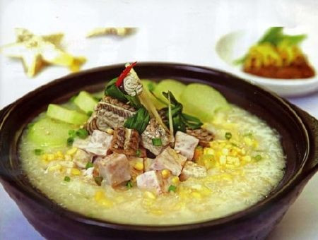 Cháo môn được ăn chung với nhiều món kèm. Đơn giản nhất là ăn với thịt kho, cá kho như ăn cháo trắng, cháo đậu vậy. Cầu kỳ hơn thì nấu cháo môn với cá. Nhưng ngon nhất là nấu cháo môn với lươn. Vừa thanh vừa mát, bùi vị rất chuẩn, đây là sự kết hợp hoàn hảo nhất. Ảnh: Tuhaoviet.vn.