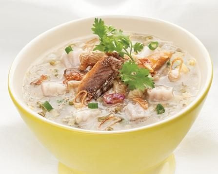 Cũng giống như những món cháo thông thường khác cháo được nấu từ gạo rang hoặc gạo vo sạch. Củ môn được gọt sạch sẽ, cắt thành từng miếng nhỏ nấu chung với gạo cho mềm. Nồi cháo nhừ, củ môn đã vừa chín, người nấu hạ nhỏ lửa nhưng vẫn giữ cho nồi cháo sôi trên bếp. Bẹ môn được lột vỏ, rửa sạch rồi cắt thành từng đoạn ngắn. Khi nồi cháo đang sôi thì cho bẹ môn vào và giữ cho lửa đều đều, không tắt. Đến khi bẹ môn mềm nhũn ra là ăn được. Ảnh: Mytour.