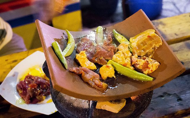 Ngoài ra, nhiều người còn cho biết, bò nướng ngói là một món ăn khá dinh dưỡng, cung cấp nhiều đạm và chất sắt. Để không cảm thất ngán, người ta thường ăn bò nướng ngói cùng với bánh tráng cuốn rau sống, dưa leo, khế, thơm, đồ chua… và chấm mắm nêm. Ảnh: Vinacel.