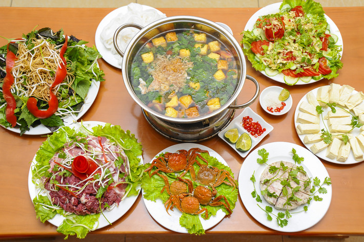 Nước dùng của món lẩu này có hương vị khá lạ và đặc trưng do được nấu từ mắm ruốc. Mắm ruốc giúp nước dùng lẩu đậm đà hơn, nồng và thơm hơn. Nếu bạn đang e ngại mùi tanh của mắm ruốc thì không phải lo lắng, bởi nước dùng thường kèm theo sả sẽ giúp khử đi mùi tanh của mắm. Ảnh: Phunutoday.