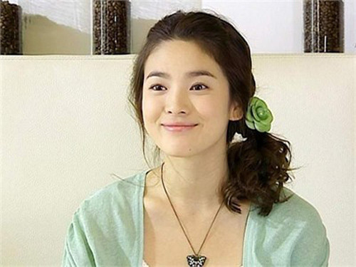 Cô cũng thay đổi liên tục kiểu tóc này bằng cách cột lệch, tạo nét tinh nghịch.