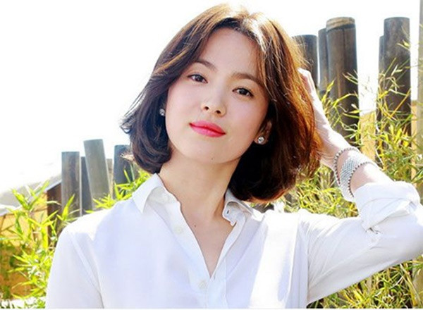 Tóc ngắn xoăn trẻ trung ở thời điểm hiện tại của Song Hye Kyo.