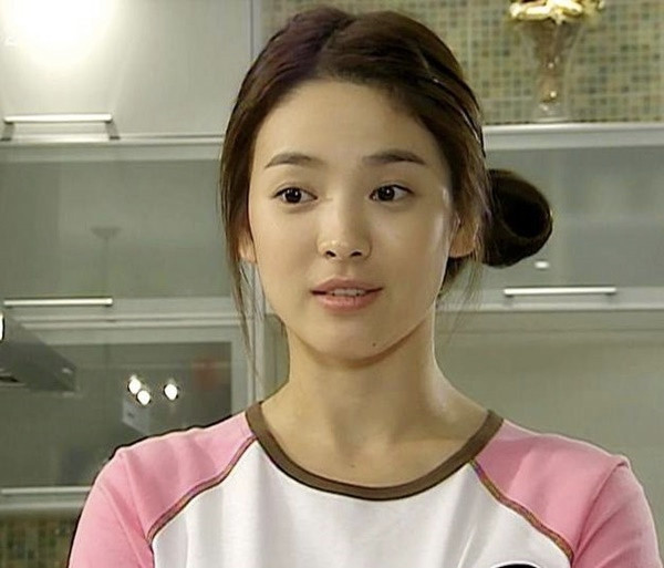 Mái tóc Song Hye Kyo được uốn xoăn, nhuộm màu trẻ trung, thỉnh thoảng được buộc lệch hay thắt bím vô cùng đáng yêu.